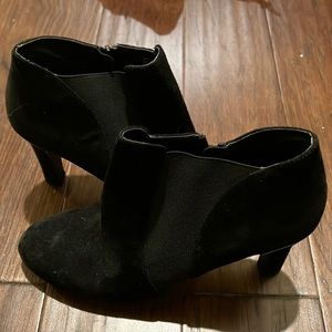 Tahari black Suzi ankle boots size 9.5